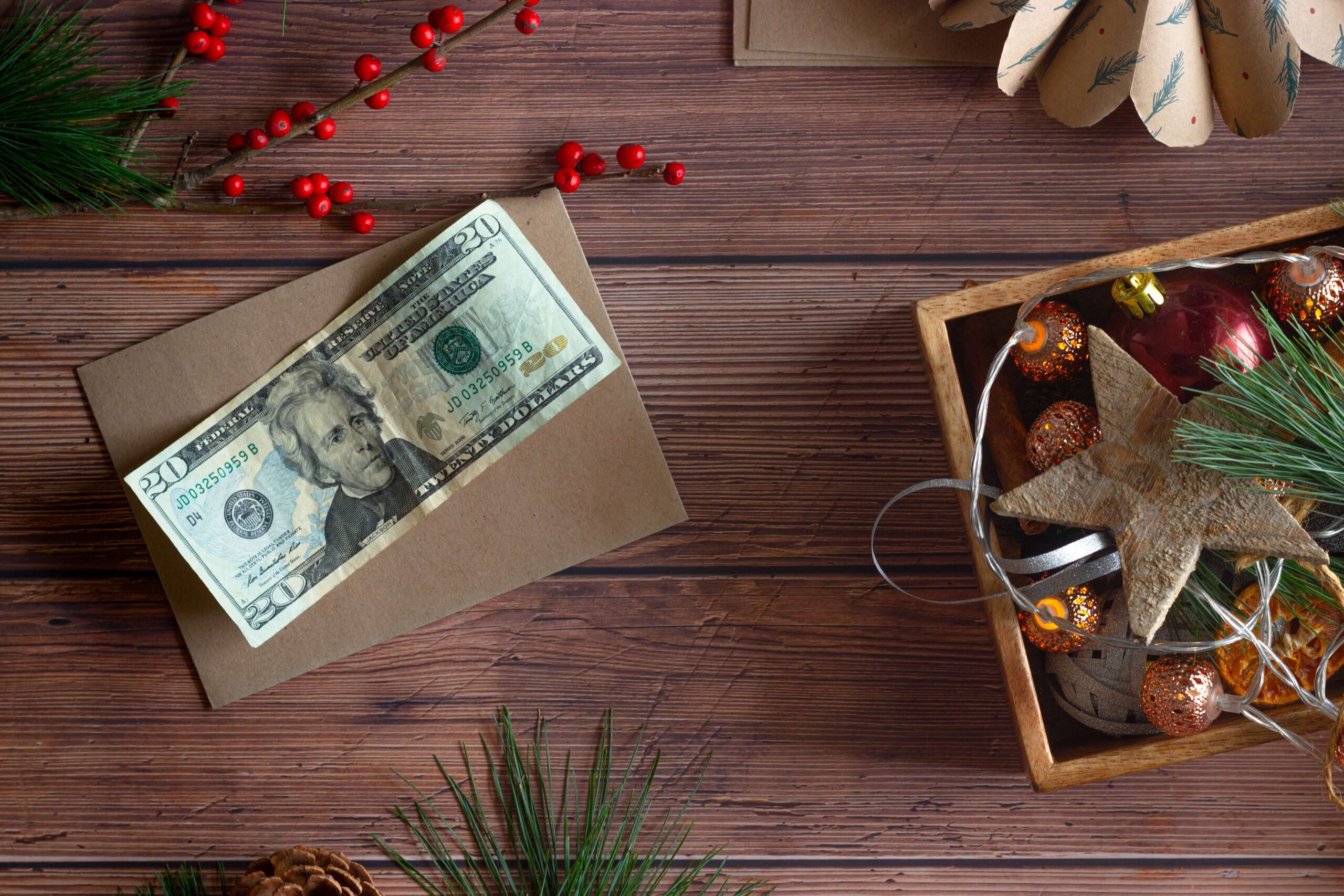 How to Save Money on Gifts this Holiday Season